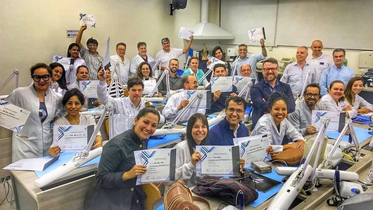 Dr. André palestrando sobre Implantodontia