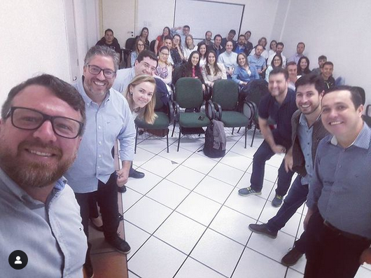 Dr. André apresentando sobre sedação consciente