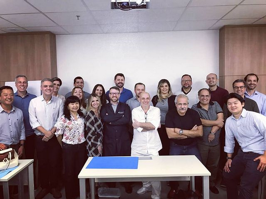 Dr. André apresentando sobre sedação consciente